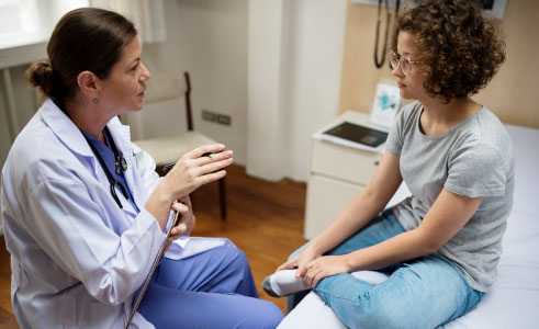 image of teen meeting with medical doctor